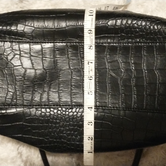 Zingara faux leather pebbled bag with lots of storage - Picture 14 of 16